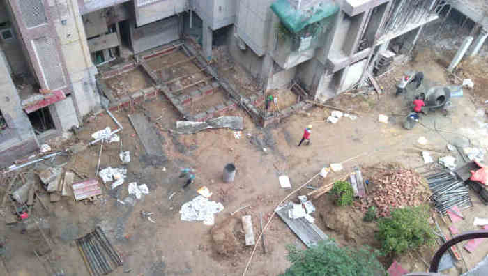 Long-term construction and repair work in occupied housing societies is a major cause of increasing coronavirus in India’s capital New Delhi. Photo: RMN News Service